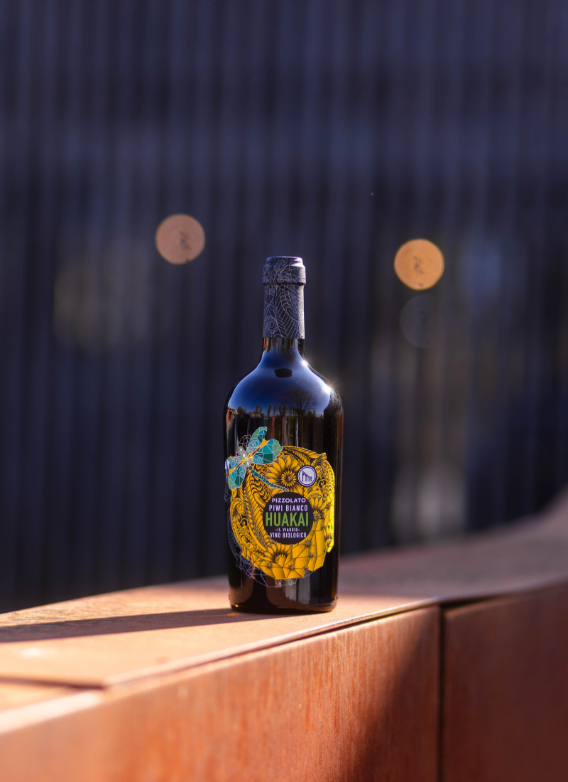 alt= vino bianco PIWI Huakai