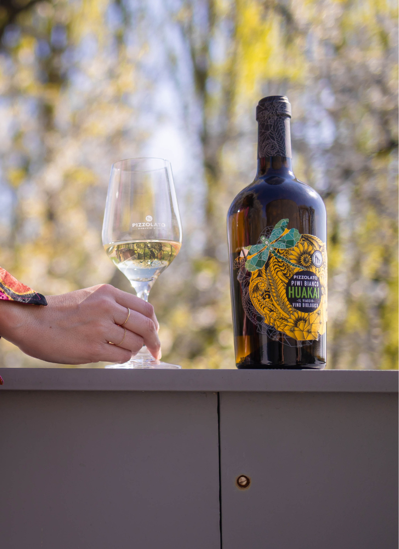 alt= vino bianco PIWI Huakai