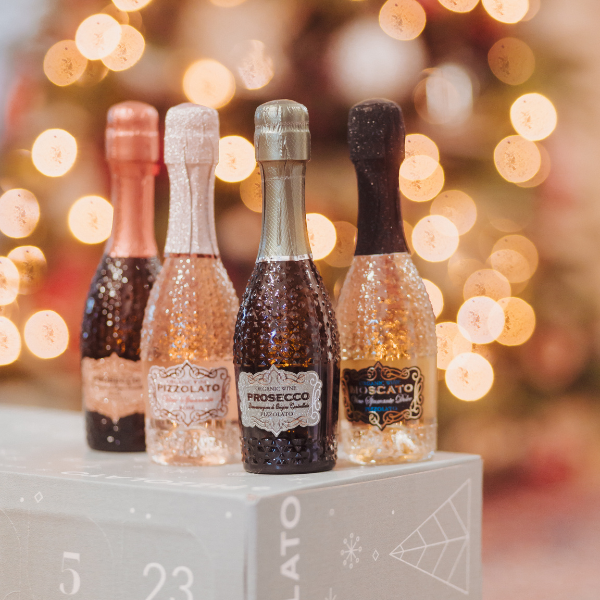 alt=Mini bottiglie M-Use da 200 ml del calendario Advent Bio, design riutilizzabile